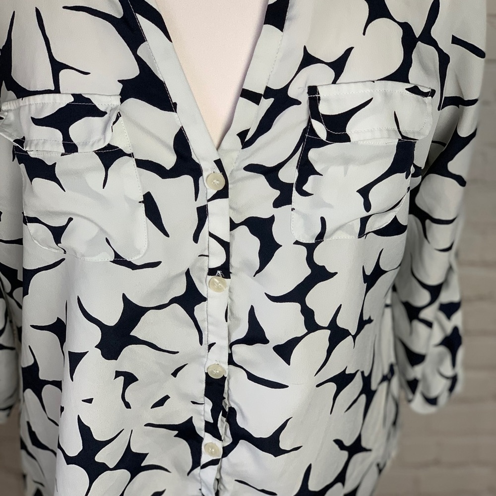 New York & Co. v-neck blouse - Picture 3 of 5